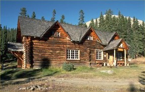 Skoki Ski Lodge, Banff National Park, Parks Canada / L'Auberge-de-Ski-Skoki, Parc National Banff, Parcs Canada